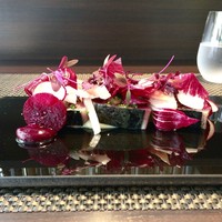 レストラン ラ・フロレゾン・ドゥ・タケウチ - 軽く藁の香りをつけた鹿児島県産初鰹とビーツ、プレコーチェのサラダ仕立て　スダチとジンジャーのコンディメントと共に