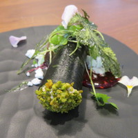 Installation Table ENSO L'asymetrie du calme - フォアグラのムースのワカメ巻き キャラメリゼしたピスタチオ、アーモンドパウダー フランボワーズと木苺のソース2