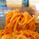 マハロ - 麺は柔らかく少し太め。