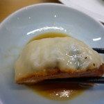 らーめん大金 - 5月中旬来訪時は、皮が薄めでした。季節ごとに変えているそうです