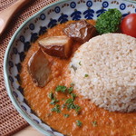 カフェクアラ - 奥多摩でしかとれない幻のジャガイモ、治助の素揚げがトッピングされたオリジナルカレー