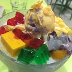 ICE CASTLE - 料理写真:アイスクリームの下の、白いニョロニョロが、ココナツ。