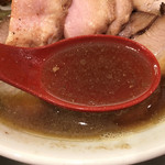 麺や 七彩 - 喜多方肉そば（煮干し）のスープ