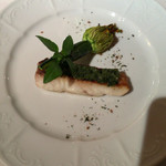 レストラン・マッカリーナ - ヒラメのポワレ ミズをのせて トマトソースを詰めた花ズッキーニ添え