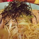 大曲ラーメン - ゴマ油で和えた白ネギの斜め切りと刻み海苔の天盛り　（2016年6月）