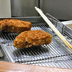 とんかつ とんき - 「特大とんかつ」の揚げ上がり（２０１６年７月）