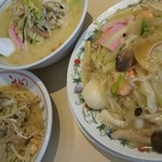 中国菜館 江山楼 - 奥・ちゃんぽん800円／手前右・特上皿うどん1,500円／手前左・パンメン900円