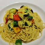 TRE VERDI - 『夏野菜たっぷりのスパゲティ アーリオオーリオ』!!オリーブオイルに ニンニクを加え、風味が全体に行き渡るように弱火で作った、私の大好きなオイルソースベースのペペロンチーノ風のパスタ～♪(^o^)丿