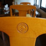 富士屋ホテル ラウンジ - （2016/6月）椅子にはホテルの彫刻が