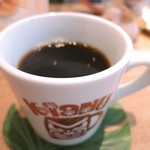 Kianu - まずドリンクは、ハワイのコナコーヒーをブレンドした
                      kianuオリジナルブレンド珈琲を注文！こちらはホット。
                      マグカップがお店の看板と同じデザインだよ。
                      コースターもハワイっぽい、モンステラ形。