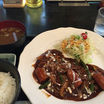 おきらく食堂ガーデン - 日替わり定食（ポークソテーのビーフシチューがけ）。