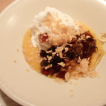 虎白 - 宮崎マンゴー、杏仁、黒蜜とラム酒のゼリー、揚げ湯葉のせ