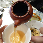 トゥーランドット - 小さな急須にお湯をいれて、注ぐ
