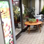 ピュア菜 - 階段を降りた所の店舗入り口