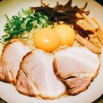 讃岐らーめん　はまの - 釜玉ラーメン大。卵の黄身が２つ乗っています！