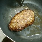 神戸甘辛カレー きてたもんせ - ハンバーグ調理中、やっぱりこの店ではこれが一番かな。