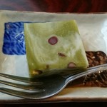 本田 - この日のデザートは
      抹茶と牛乳の羊羮