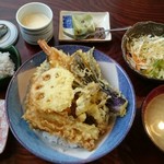 本田 - 天丼定食 800円
      天丼に味噌汁・茶碗蒸し・しらすおろし・
      サラダ・漬物・デザートがつく充実の内容