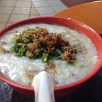 Maxwell Road Hawker Centre - １　真真のピータン＋鶏お粥