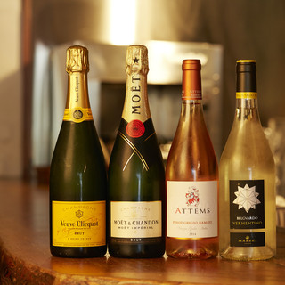 多彩なイタリアワインのセレクション◆クラフトビールや日本酒も