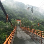 老神温泉 ぎょうざの満洲 - 温泉街から旅館への橋