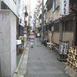 参道に入ったら、左折してこの路地へ。