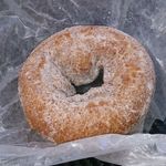 フロレスタ - シュガーは粉砂糖が振りかけられたドーナッツで、見た目よりもさっぱりとした甘さが特徴です。