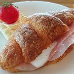 ザッカ ツーエフ カフェ - ZAKKA 2F +CAFE+ ＠本蓮沼 Aセットのクロワッサンの生ハムサンド