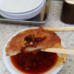 大阪王 - 唐辛子上に乗っけて…パクリッ