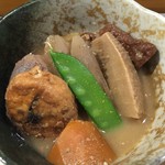 一福鮨 - お通しの煮物（ちょっと食べてしまった）