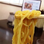 竹岡らーめん - 麺は中細縮れとのことだが、縮れ方は少ない方。