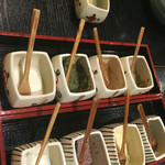 代々木 今半 - 牛タンにつける塩です
      ガーリック・バジリコ・チリペッパー・黒コショウ
      レモン・梅・柚子・黒ごま
      季節限定の「大葉」