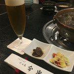 代々木 今半 - ビールで乾杯！お通しは牛のしぐれ煮と牛タタキ季節の野菜のバーニャカウダ風