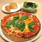 イタリアンバル アッソルッソ - ランチセット マルゲリータ(スープ、サラダ、パン食べ放題付き)
