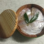 島屋 - 樽に詰め込まれた「小鯛ささ漬 昆布〆」