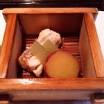 まほろば - 中皿：鯛握り唐蒸し