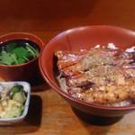 新かしわ - あの吉田町の肉厚鰻。山椒は天日干しの天然山椒でした。