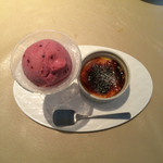 クワトロ・フォリオ - ブルーベリーのソルベと焼きプリン。カラメルがカリカリと炙ってあり、甘酸っぱいベリーの対比が楽しいです、