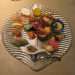 クワトロ・フォリオ - オードブル一覧。真ん中の黄色いのは南瓜の冷製ポタージュ。高密度かつ野菜の食感が抜群。エゾ鮑の歯応えとかジュンサイとか、季節を満喫いたしました。