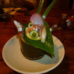 倭乃里 - 「香魚到来」～鮎の姿造り　お盆の時期だったので、蓮の花びらがあしらわれています