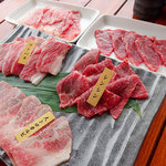 ウエムラ・ベース - 白老牛焼肉3種盛（ソトバラ／大トロカルビ／シンシン）3800円、白老牛焼肉（クリア）600円、白老牛カルビ（シルバー）850円