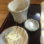 蕎麦切り　こばやし - 吟醸黒(限定)¥850 の 麺つゆと薬味と塩