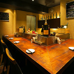 trattoria イタリアン SATOMI fooding - 大きな一本杉の木を贅沢に使用した広いカウンター席。お一人様からお気軽にご利用いただけます。オープンキッチンに面しているのでスタッフとの会話も楽しみながらお過ごしください。