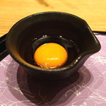 神楽坂 翔山亭 黒毛和牛贅沢重専門店 - 溶いた卵を肉に絡ませて頂くと、美味しさが倍増します