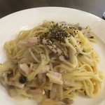 K's cafe  - スモークチキンとキノコのクリームパスタ