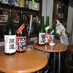 Shutei Eburi - 店先には、お勧めの酒が並んでいます。
