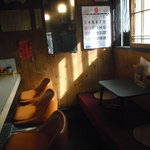 正竜亭 - 店内はかなり狭いです