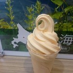 北海道どさんこプラザ - ソフトクリーム 夕張メロン