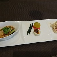 東天紅 KITTE名古屋店 - 名古屋コーチン、豆腐他季節の前菜盛り合わせ
                