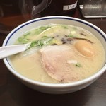 元祖 名島亭 - ラー博は俺の社員食堂。  九州豚骨半拉麺玉子追加二番勝負 其の壱 ミニ築炉釜出しとんこつラーメソ！  トッピング無料券をいただいたので、味玉♡  あっさりなれど、旨味しっかり